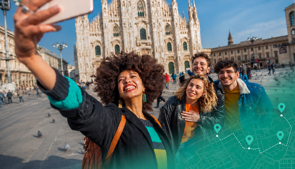 Groep deelnemers maakt een selfie tijdens een MooveGO citygame en ontdekt met een smartphone een interactieve route door de binnenstad.